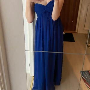 Balklänning - Fin balklänning i en mörkblå färg, säljer då jag har en annan jag ska ha🥰strl S, skriv för fler bilder