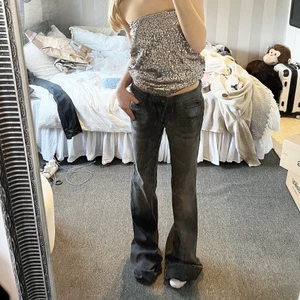 Lågmidjade jeans - Gråa lågmidjade Jean från Hunkydory , Fint skick! (Extremt långa) men går säkert att sy upp eller klippa av efter sin egen längd 