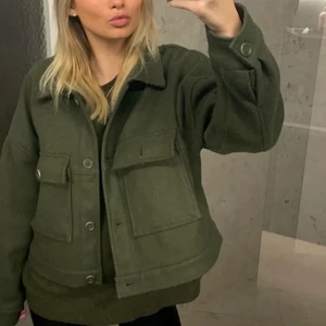 Grön Vårjacka - Säljer denna slutsålda snygga gröna jacka, perfekt till våren. Den är köpt av en annan tjej på Plick och det är hennes bilder, hör av dig för egna bilder! 😆