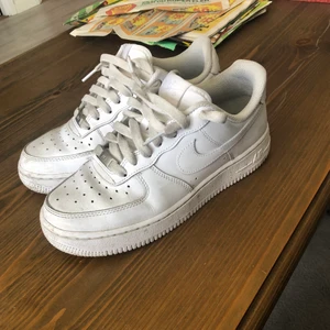 Nike airforce 1 - Säljer mina airforce 1 då skorna är för små. Inköpta i mars, säljer då skorna är för små och har använt dem ute och går inte att lämna tillbaks. Nypris: 1249kr på nikes hemsida. Säljer för 500kr + 66kr frakt. Lådan följer med.