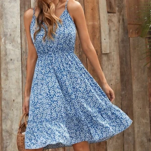 Sommarklänning - Så fin blommig sommarklänning som sitter precis som på bilden och färgen är superfin. Passar jättebra på mig med storlek S/M vanligtvis. Frakt tillkommer på 60 kr spårbart