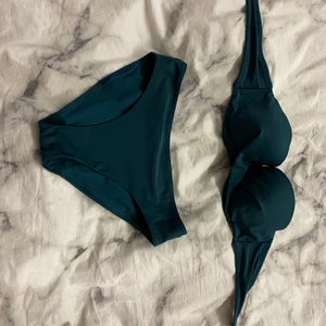 bekine  - Har bara använt en gång, jättefin att ha på sommaren. blir fint om man har den turen att man blir väldigt brun på sommaren💕 Jag har råkat tagit bort lappen som det står vad det är för storlek men jag skulle gissa på S eller XS