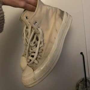 Höga Chuck Taylor Converse, beiga  - Säljer mina höga Chuck Taylor converse i färgen beige, köpa på sneakersnstuff på Södermalm! Går att slänga in i tvätten på begär (vill ej tvätta i onödan då det inte är super bra för skon) 