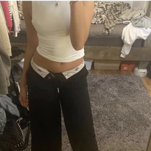 Dickies byxor - Säljer mina dickies kostymbyxor. W 26, längd står ej men passar mig som är 163. Har även sytt om byxorna så de blivit mer lågmidjade, vilket gjort att det blivit lite mindre i Midjan. Säljer för 300+frakt. Skriv privat om du är intresserad.