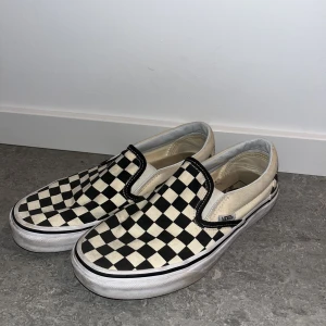 Vans sneakers - Schackrutiga vans från några år tillbaka. Lite smutsig sula men kan lätt göras rent! Väldigt sköna men tyvärr för små för mig 🖤🤍🖤