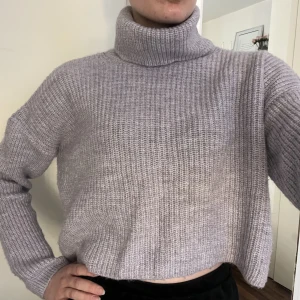 Lila stickad polotröja - Ljuslila stickad polotröja från New look, kort modell!