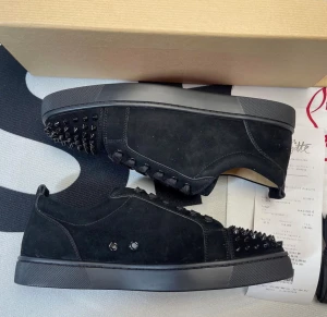 Christian Louboutin Skor - DM @1sverigeklader på instagram och skriv att du kommer från mig på Plick