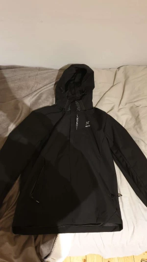 Arc’teryx jacka (rep) - Arc'teryx jacka inköpt ca en månad sedan. Säljes pga för liten.Jag är ca 185. Skulle recommendera för runt 170-180cm. Waterproofing fungerar. Det är en rep alltså inte en äkta arc'teryx jacka. Dock bra kvalite och passform. Priset kan diskuteras.