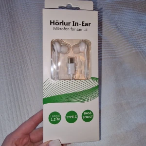 Hörlurar  - Hörlurar in ear, oanvända.