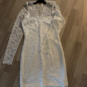 Studentklänning  - Säljer min studentklänning som är oanvänd enbart provad 