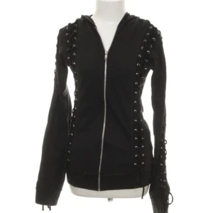 Zip hoodie med snörning  - Hoodie med dragkedja och snörningar! Det är bara att skicka ett meddelande vid intresse och frågor💕