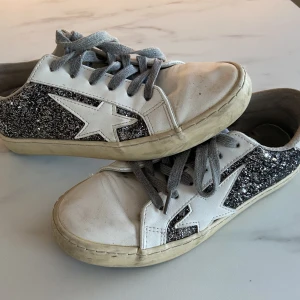 Skor - Säljer dessa sjukt snygga skor då jag ej får användning av de längre🫶de har tappat lite glitter på insidan av skon men det är inget man stör sig på (se bild 3)💗frakt tillkommer