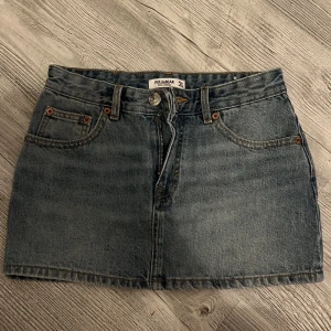 minikjol - säljer min helt oanvända jeanskjol från pull&bear. köptes i somras, i spanien! det är en minikjol i jeanstyg! om frågor hör gärna av er, om många intressen startas budgiving! köpare står för frakt!
