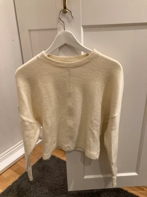 Stickad tröja - Creme vit stickad tröja från Gina tricot i strl. xs Aldrig använd.