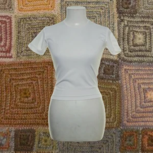 Vit tajt t-shirt - Vit tajt tshirt!! Najs stretchigt material och formar snyggt, köpt secondhand :)