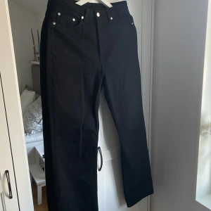 Weekday Rowe Extra High Straight Jeans  - Jag säljer mina Weekday Rowe extra high straight jeans i färgen Stay Black då de är för små för mig. Varan är i jättebra skick då jag endast använt de 1 gång! Som nya! Inköpta julen 2021☺️ Nypris 590kr och slutsålda på weekdays hemsida! 