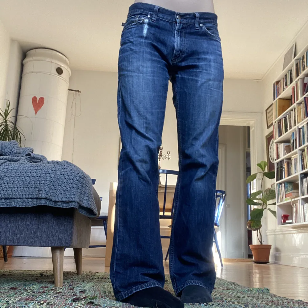 Lågmidjade jeans! Raka/något utsvängda. Jag är 169 och innerbenslängden är ca 78cm, midjemåttet är ca 84cm. De är självklart tvättade men har några fläckar på knäna som inte går bort, skriv för bilder på det. Samt slitna vid högra fickan, skriv för bild🥰. Jeans & Byxor.