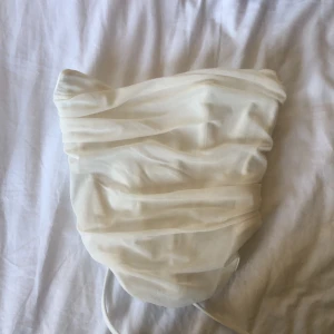 Korset  - Vit/beige korsett från Gina i storlek XS. Är för liten för mig och har inte kommit till användning. För mer info kan du kontakta mig privat❤️