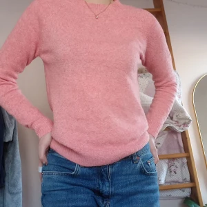 Finstickad tröja - En superfin tröja i en härlig rosa färg. Inte använd mer än 5 gånger. Inga defekter. Pris går att diskutera💌