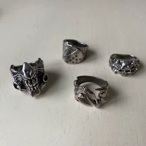 Alternative ringar - 25 kr/styck!!! Fräna ringar, alla i storlek 17 förutom en som är justerbar! Tyvärr rostar ringarna. Helt OK skick. För fler bilder eller mått kontakta mig! Frakt 15 kr frimärke om du ej vill köpa i appen :)