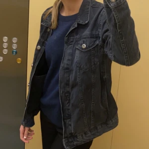 Jeans jacka  - Säljer nu denna snygga jeans jacka💕köpt för inte så länge sen så den är som ny, passar perfekt nu till våren. Skriv privat för fler bilder eller frågor 