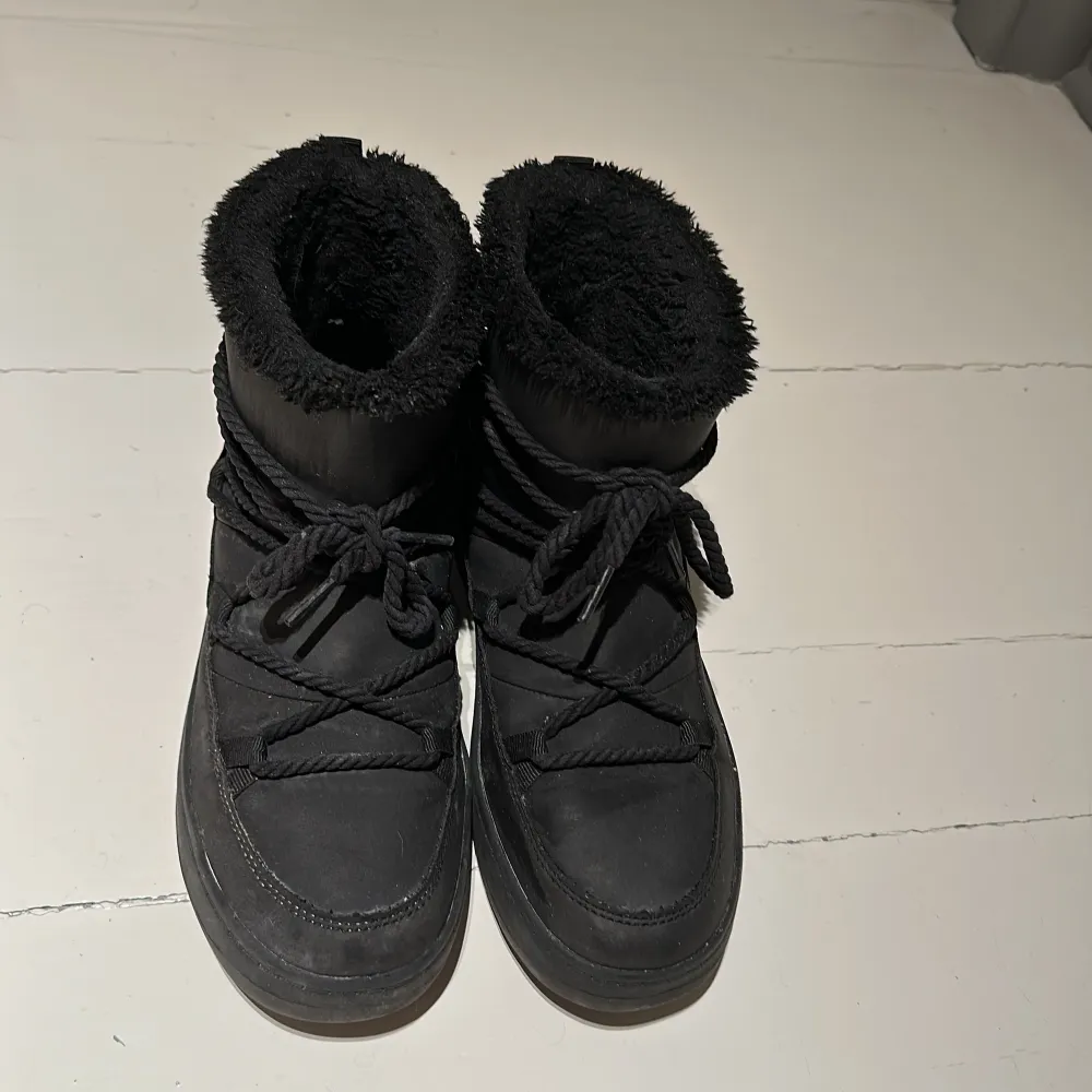 Svarta Inuikii liknande skor. Storlek 39/40. Varsamt använda en vinter. Pris kan diskuteras💕. Skor.