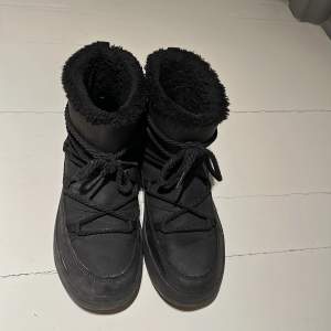Svarta Inuikii liknande skor. Storlek 39/40. Varsamt använda en vinter. Pris kan diskuteras💕