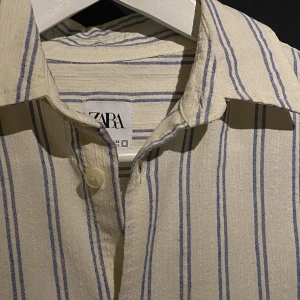 Randig skjorta - Långärmad randig skjorta från Zara. Storlek S, men passar M till viss del. Hör av er vid frågor😋