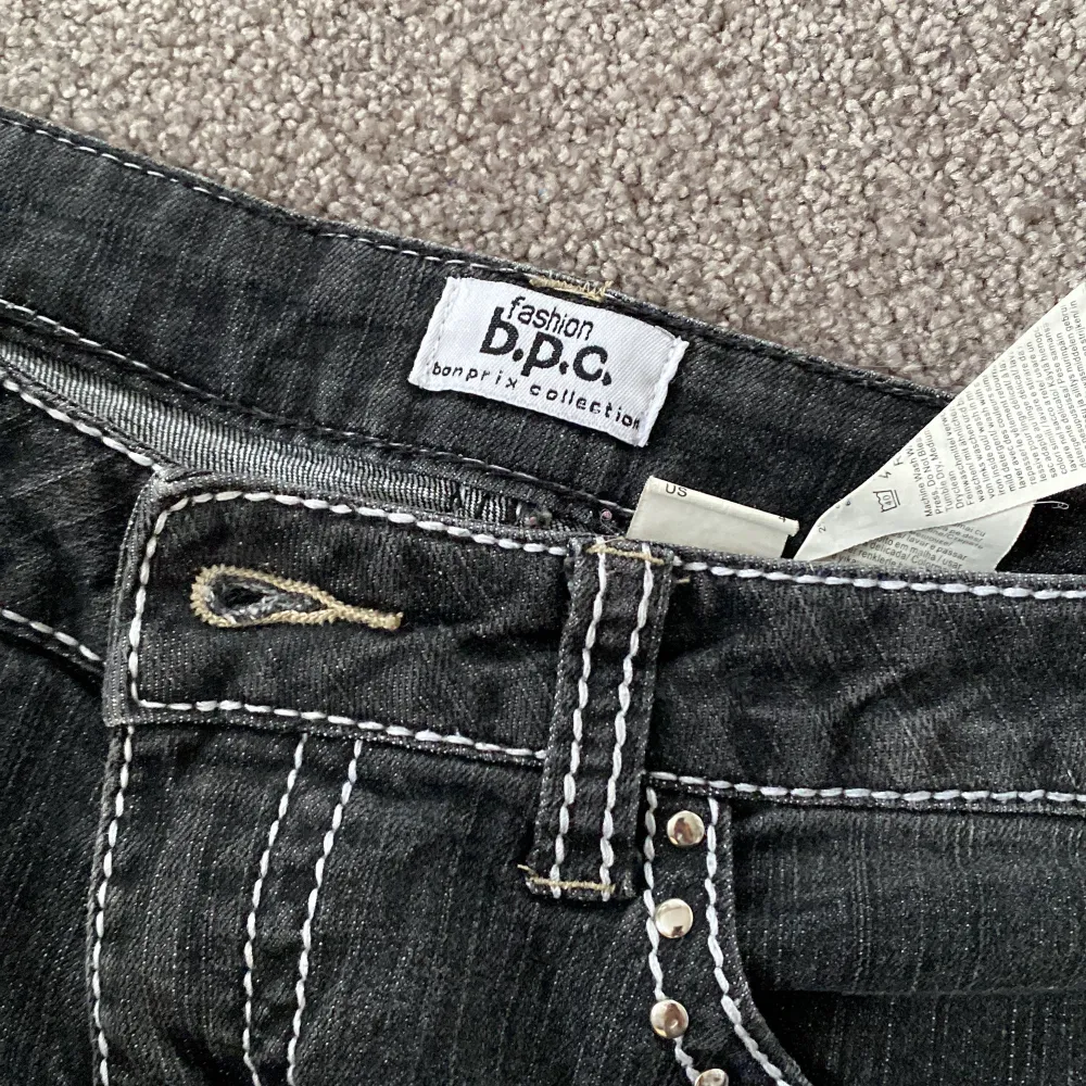 Skit snygga low waist jeans saknas någon pärla där bak! . Jeans & Byxor.