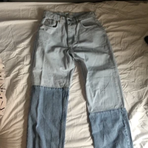 Jeans - Långa i benen på mig, jag är 162 cm lång. Stor i storleken.