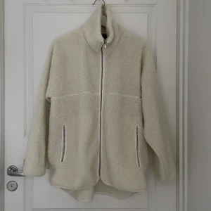 Pilé tröja / Jacka oversize - Piléjacka med dragkedja och fickor. Storlek XS men den är oversize så passar även större storlekar.   Ca 70cm lång från axlarna. Ca 5 cm längre bak 
