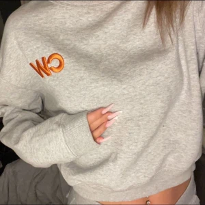 Carin Wester  - Säljer min sköna tröja från Carin Wester. Kort modell som slutar vid naveln. Aldrig använd, nypris 500kr. Skriv för bättre bild💗