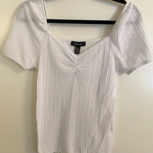 White top - Söt vit topp från newlook i storlek S, passar även som XS. Köpt förra året, knappt använd i mycket bra skick.