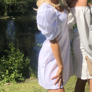 Studentklänning - Säljer nu min vita klänning som går att använda till både student och skolavslutning, hör av er vid mer frågor😊