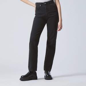 Säljer dessa svarta jeans från weekday, inköpta för 500kr. Sparsamt använda. Är en straight fit med hög midja och sitter fint över midjan & lår. Skriv för egna bilder🫶🏼