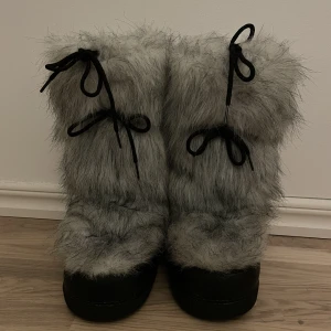 Päls liknade Moon boots från Björn Borg  - Päls liknade moon boots från Björn Borg  Pris kan diskuteras vid snabb affär!! Har knappt använt dem  Storlek 38-40 men passar även mig som är 37 väldigt bra  Kan fraktas eller mötas upp i Stockholm🤍