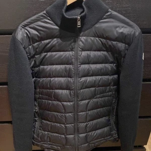 Moncler cardigan - Säljer nu min extremt snygga och eftertraktade cardigan i storlek M är i väldigt bra skick med inga skador, vid fler frågor är de bara att skriva, mvh Edwin🤝🏼