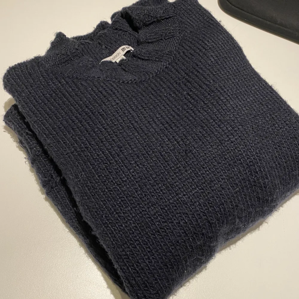 Snygg mohair tröja. Collab mellan jWanderson och Uniqlo. Storlek S men passar mer som M/L . Stickat.