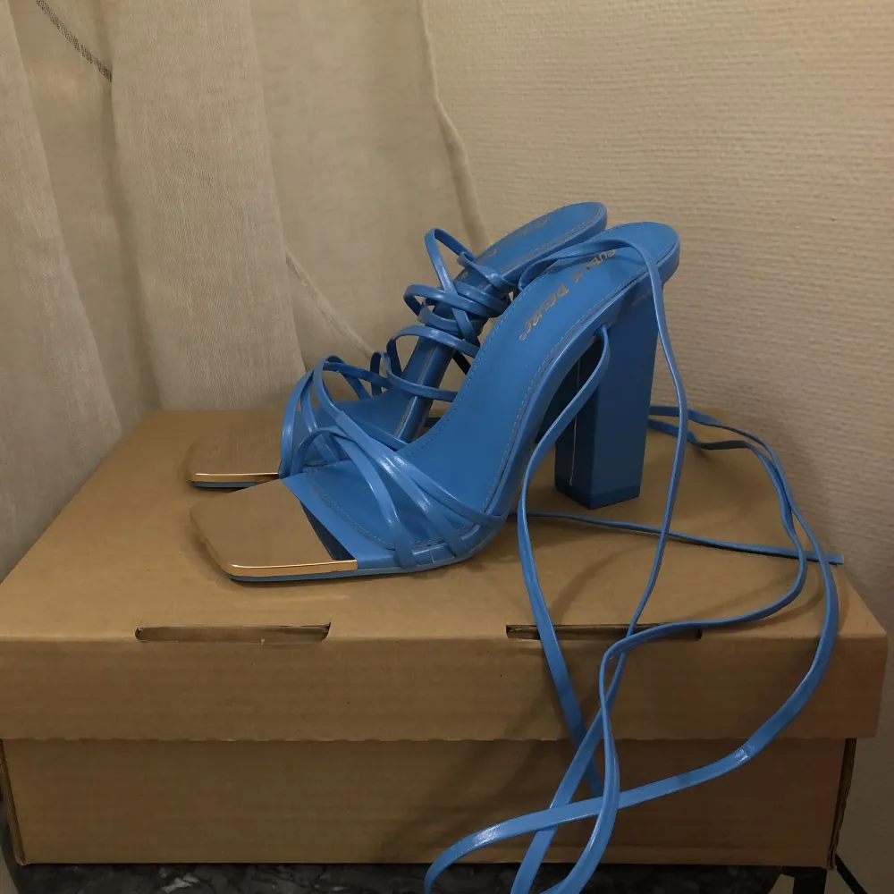 Magiska klackarskor från ASOS i en fantastisk blå färg. Du kan välja själv hur du vill styla med snörningen runt vaden eller smalbenet. Skorna är HELT nya, dvs aldrig använda pga fel storlek vid inköp.. Kengät.