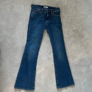 Säljer dessa bootcut jeans från Gina. Bra skick. Säljer för 185+frakt🫶 kontakta fel frågor!