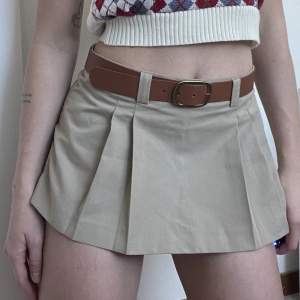 Trendig minikjol (shorts) med skärp, supersnygg men lite liten i passformem. Storlek 38 men rekommenderar för storlek 36 ✨