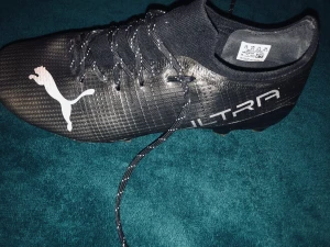 Puma ultra AG/FG - Puma ultra  Storlek 41 Färg: svarta Kostar runt 2000kr  Har knappt använt de  Använts på både konstgräs och vanlig gräns.  