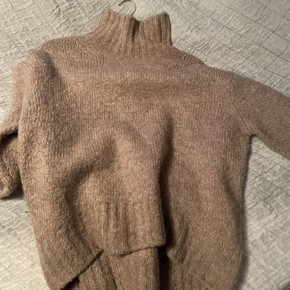 En brun/beige stickad tröja med polokrage från h&m i storlek xs men skulle säga att den är som en S/M.. Tröjor & Koftor.
