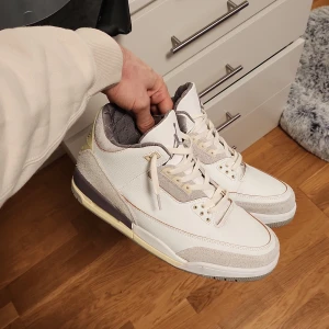 AJ3 A MA MANIERE EU 45 - Säljer dessa skorna då jag aldrig använder de ock vill göra plats för nya. Ingen box