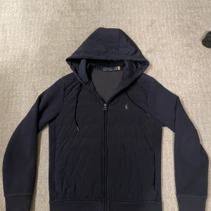 Ralph Lauren cardigan  - Säljer min Ralph Lauren cardigan som är i jättebra skick! Den är bara använt i någon månad! Skick 9/10. Den är i storlek S. Hör gärna av dig om du har frågor! 