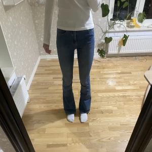 Bootcut jeans - Skitsnygga bootcut jeans från Stradivarius!💗 jättemjuka och strechinga jeans i strl 32. Nästan helt oanvända och jättebra skick!!✨💗