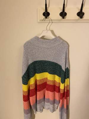 En stickad, ganska chuck tröja från Monki med regnbåge tryck. Tror aldrig jag använt den. Storlek Xs, säljer för 60kr+frakt