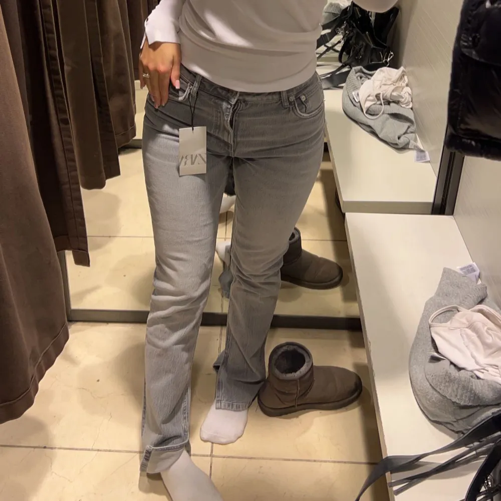 Säljer mina grå zara jeans, slits och breda nere. Jag är 166 cm lång . Jeans & Byxor.