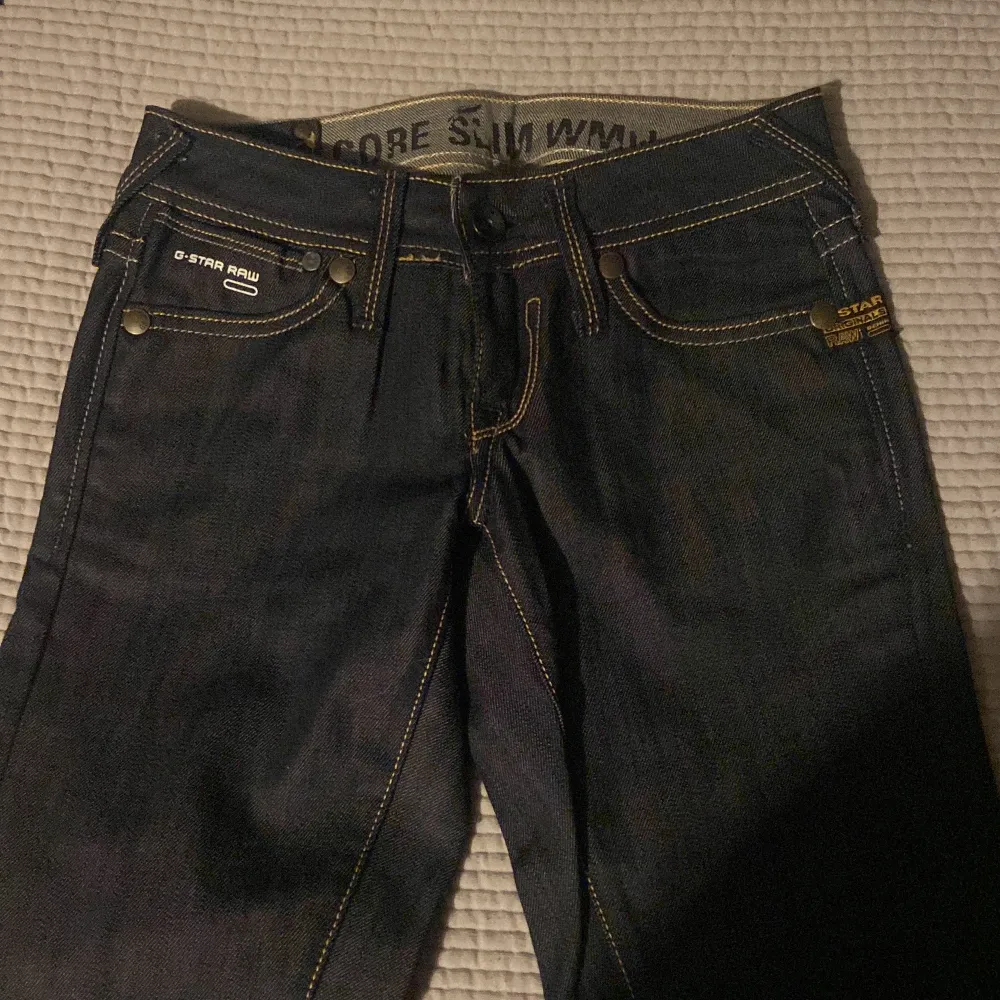 Lågmidjade jeans från g-star i nyskick Säljer för att de inte passade mig men annars så sjukt snygga jeans. Köptes på Plick . Jeans & Byxor.