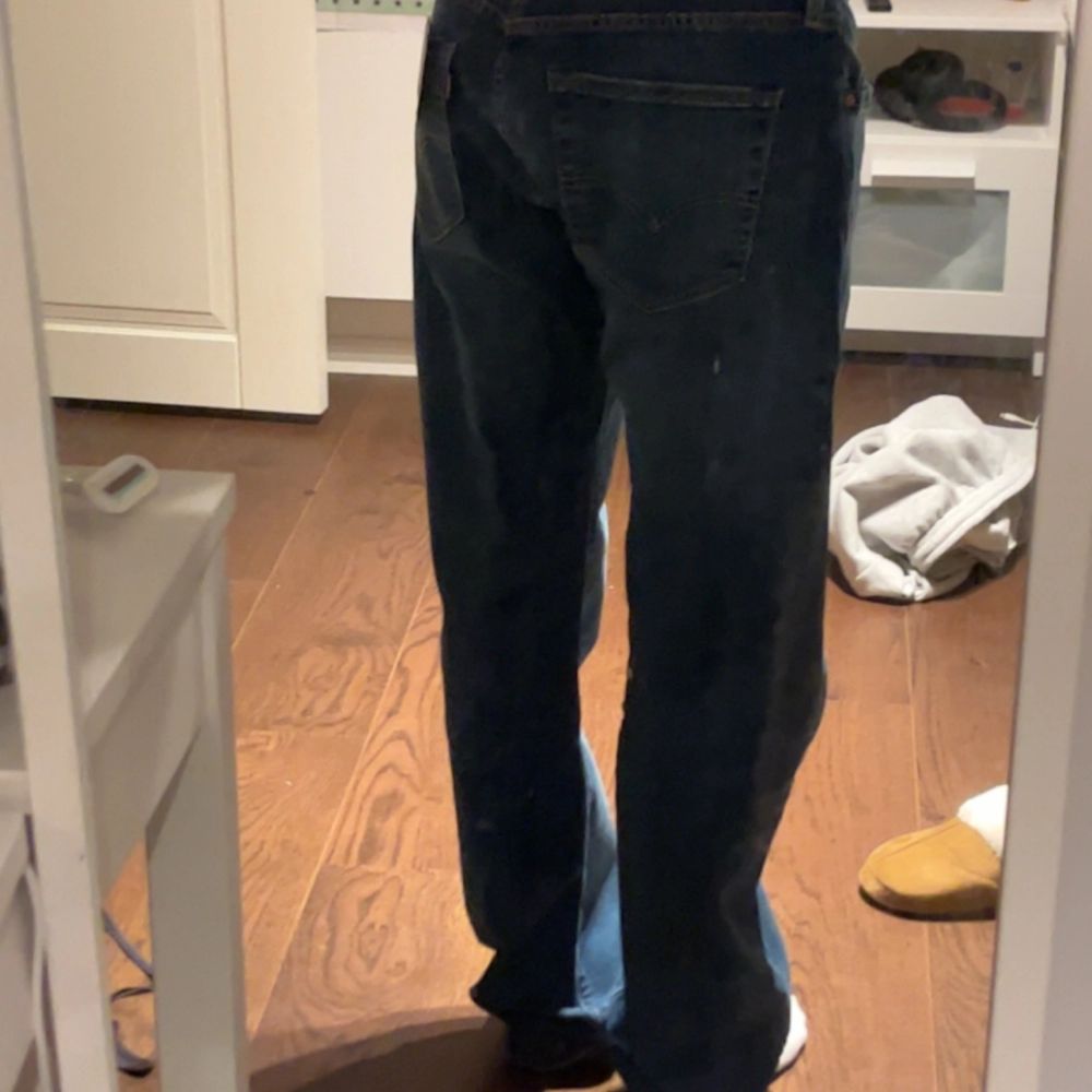 Helt nya, aldrig använda levis 501s! Superfina men behöver inte de, lapparna sitter fortfarande kvar. Lite långa för mig som är 165cm, köpta från mans avdelningen💗💗. Jeans & Byxor.